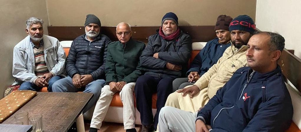 लोक बचाओ, पिंड बचाओ संघर्ष समिति महिंदवानी का एक प्रतिनिधिमंडल मंत्री से मिला
